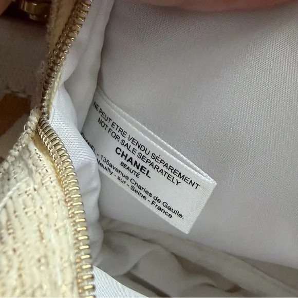 Chanel Beaute as Crossbody - Picture 8 of 10